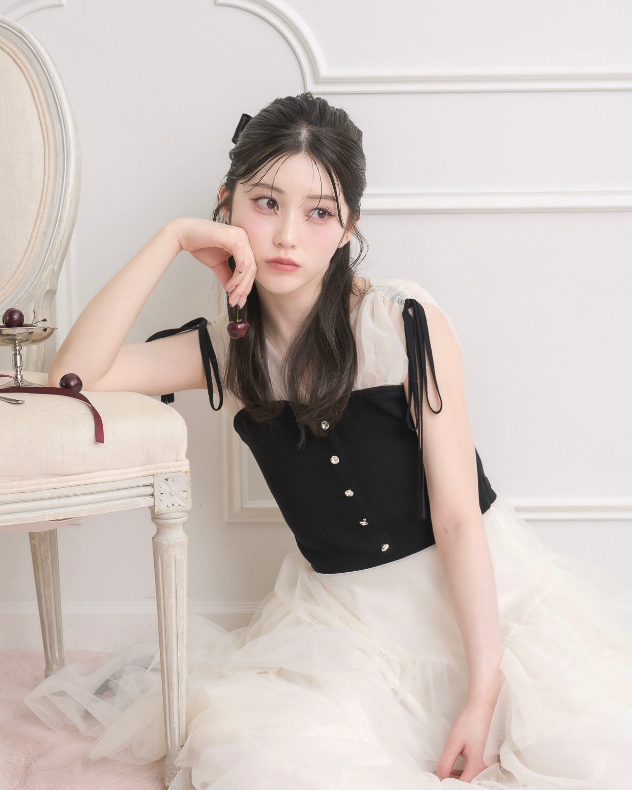 モデル身長：157cm / 着用カラー：ブラック×アイボリー