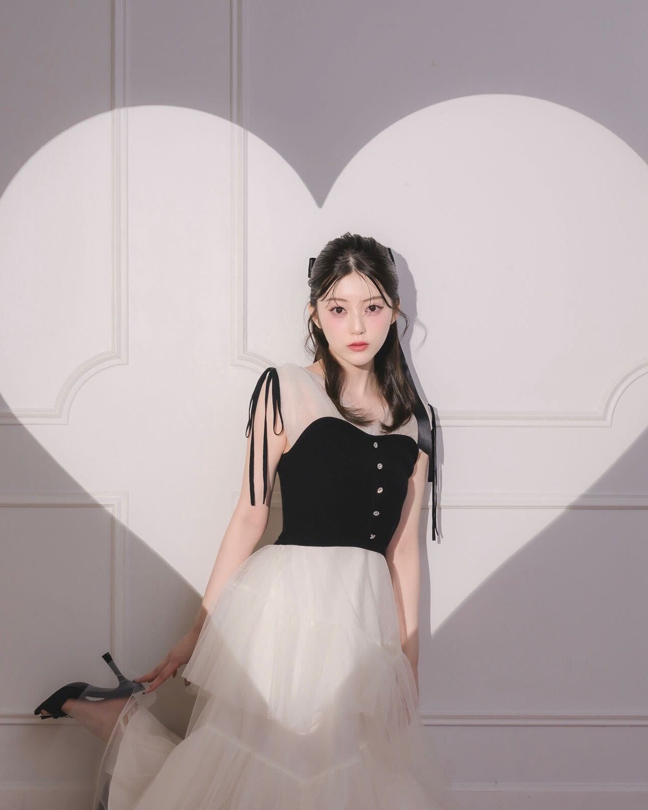 モデル身長：157cm / 着用カラー：ブラック×アイボリー