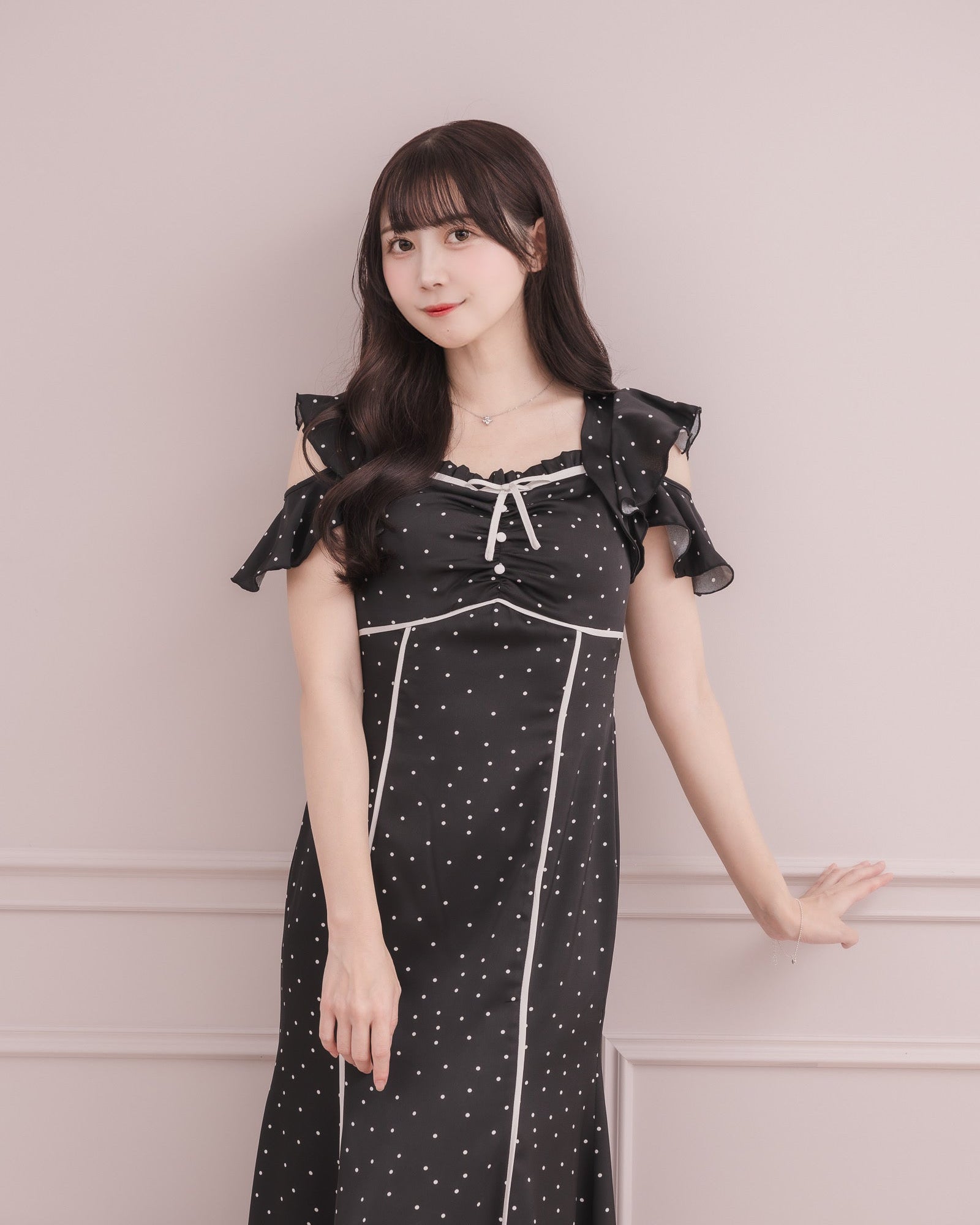 モデル身長：159cm / 着用カラー：ブラック×ホワイト
